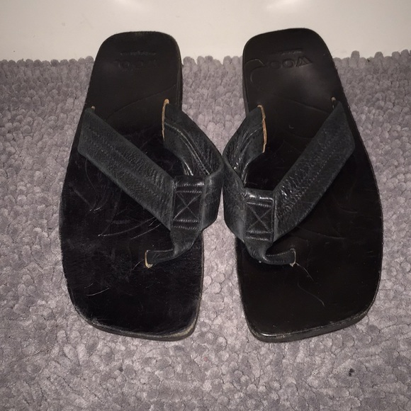 Black leather Woo sandals. - Picture 4 of 6